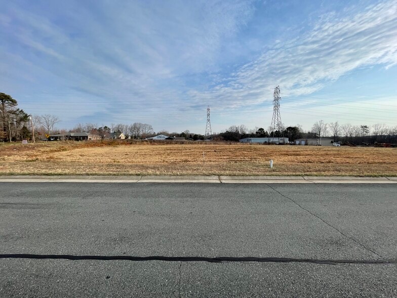 River Birch Ct, King, NC for sale - Building Photo - Image 1 of 4