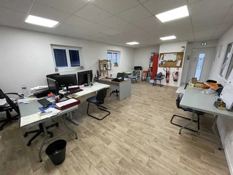 Flex in Le Petit-Quevilly for lease - Interior Photo - Image 2 of 5