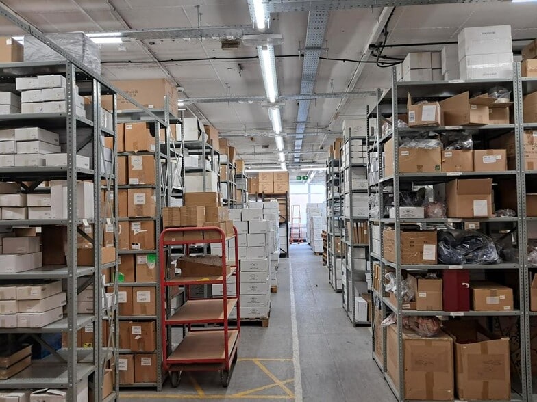 Davis Rd, Chessington for sale - Interior Photo - Image 3 of 6