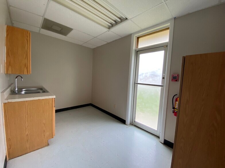 440 N 18th St, Beaumont, TX for lease - Building Photo - Image 3 of 37