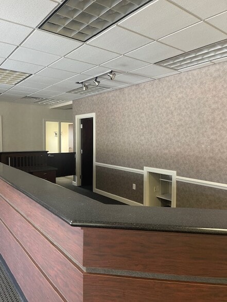 1710 E Arlington Blvd, Greenville, NC for lease - Interior Photo - Image 2 of 28