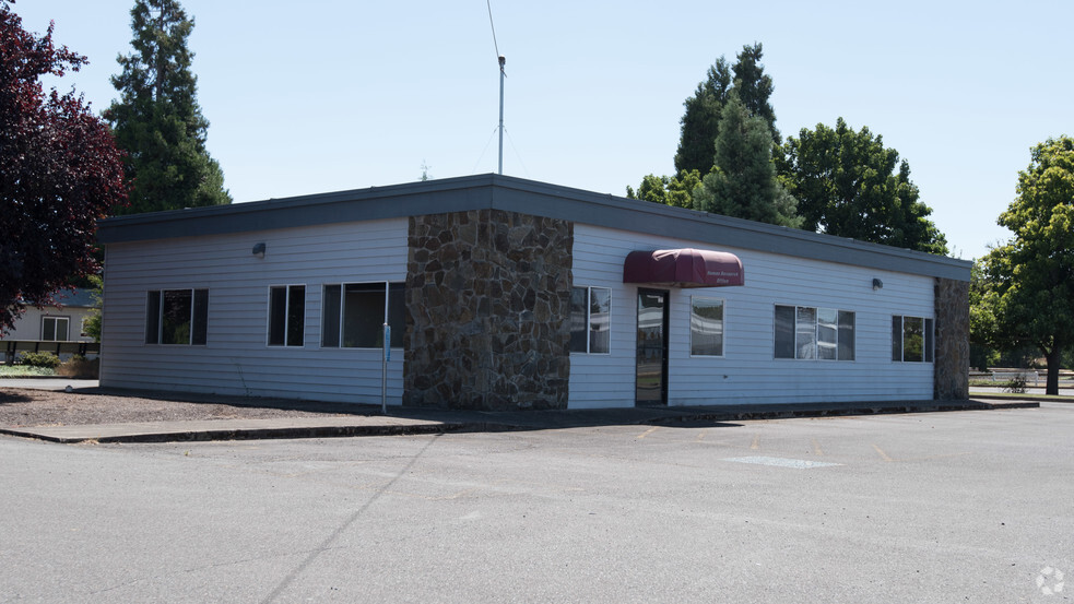 135 E 1st Ave, Junction City, OR for lease - Building Photo - Image 3 of 3