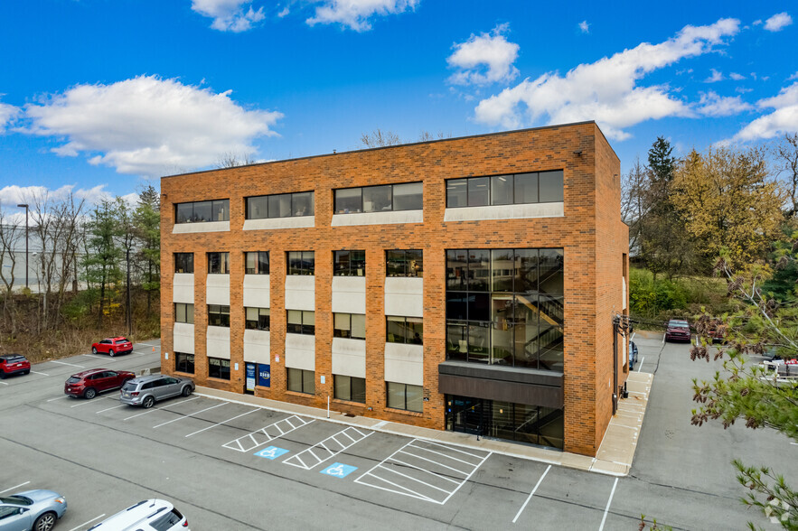 40 Lincoln Way, North Huntingdon, PA for lease - Primary Photo - Image 1 of 7