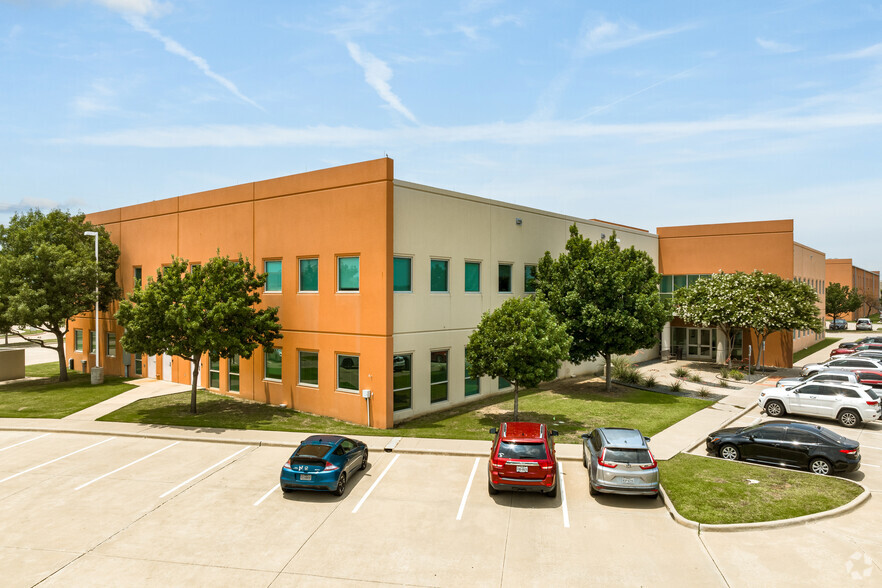 2817 S Mayhill Rd, Denton, TX for lease - Building Photo - Image 2 of 9