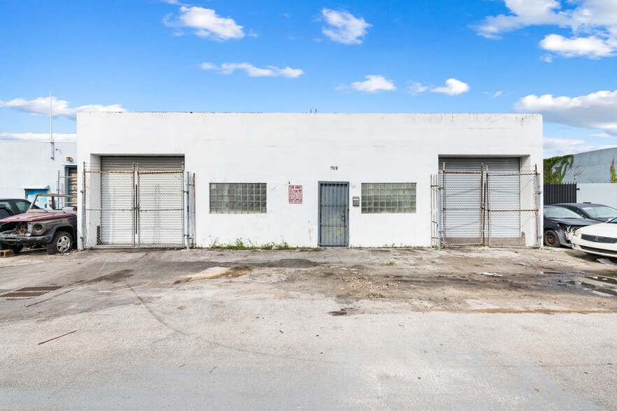 709 NW 8th Ave, Fort Lauderdale, FL for lease - Building Photo - Image 1 of 24