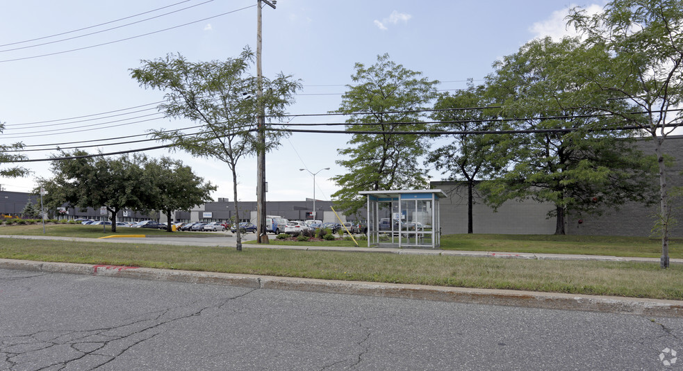 350-390 Rue Mcarthur, Saint-Laurent, QC for lease - Building Photo - Image 3 of 17