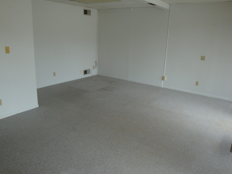 8421 University Ave, Clive, IA for lease - Building Photo - Image 3 of 32