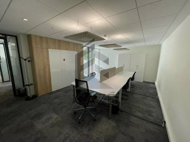 Office in La Rochelle for lease - Interior Photo - Image 2 of 6