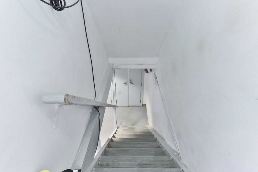 478 Cosburn Ave, Toronto, ON for lease - Building Photo - Image 2 of 24