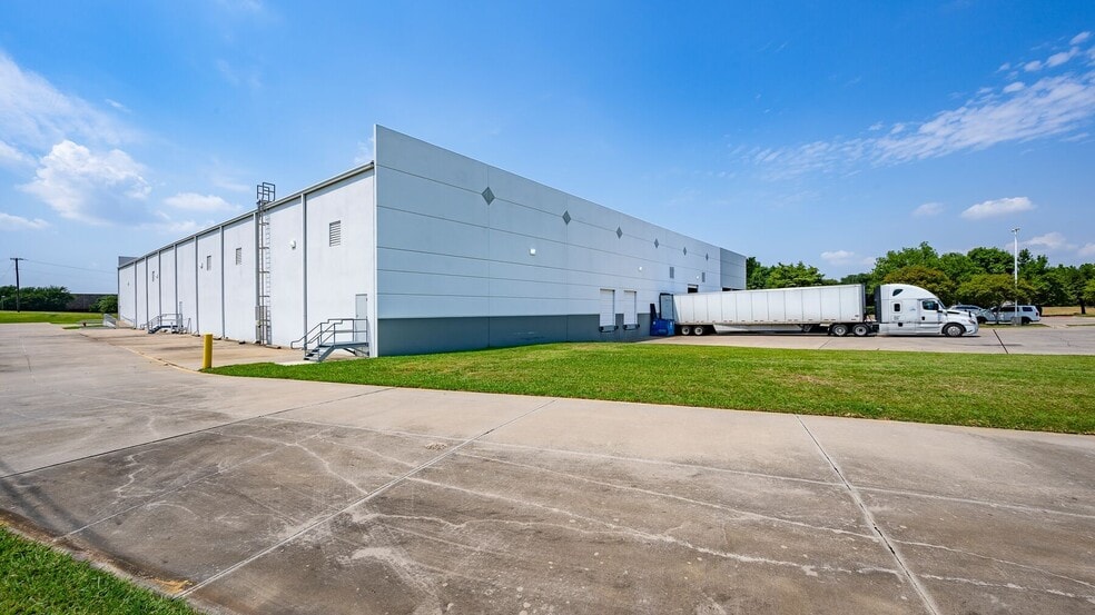2168 W Diplomat Dr, Dallas, TX for lease - Building Photo - Image 2 of 5