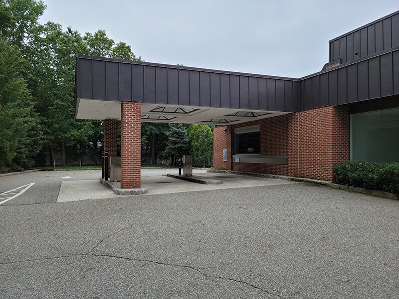 688 Paramus Rd, Paramus, NJ 07652