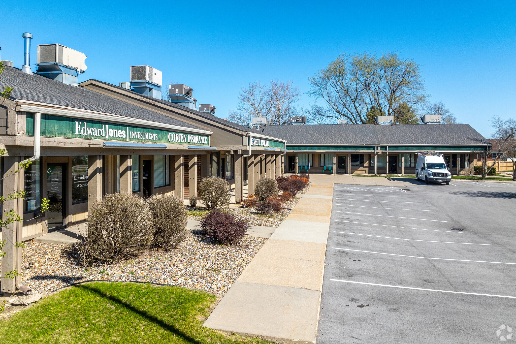 7501-7611 Douglas Ave, Urbandale, IA for lease Building Photo- Image 1 of 12