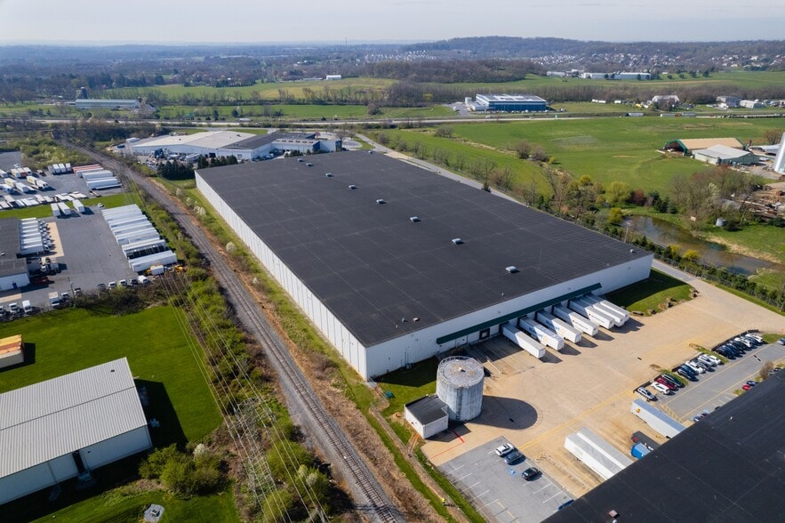 1700 Cloister Dr, Lancaster, PA for lease - Building Photo - Image 1 of 3