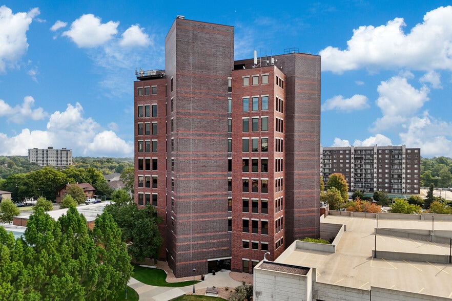 3200 Grand Ave, Des Moines, IA for lease - Building Photo - Image 2 of 9