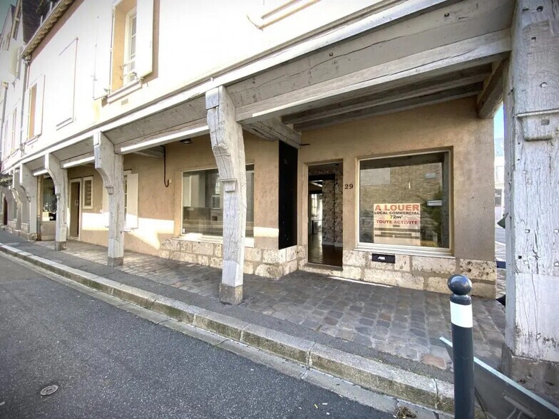 Retail in Chartres for lease - Building Photo - Image 1 of 17