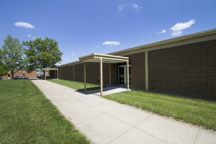 9001 James A Reed Rd, Kansas City, MO for lease - Building Photo - Image 2 of 21