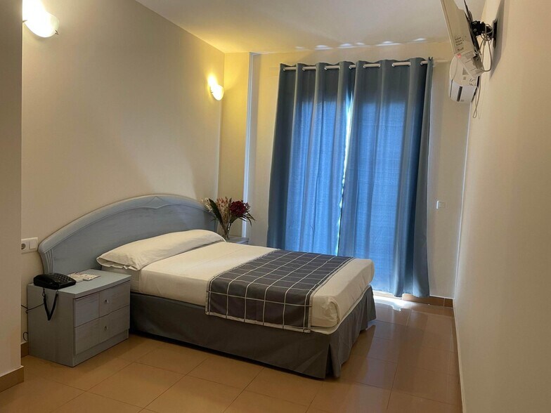 Retail in Granada for sale - Interior Photo - Image 1 of 6