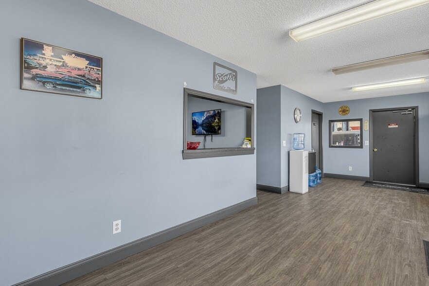 13817 E Wade Hampton Blvd, Greer, SC for sale - Interior Photo - Image 2 of 13