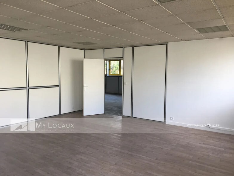 Industrial in Le Blanc-Mesnil for lease - Interior Photo - Image 2 of 5