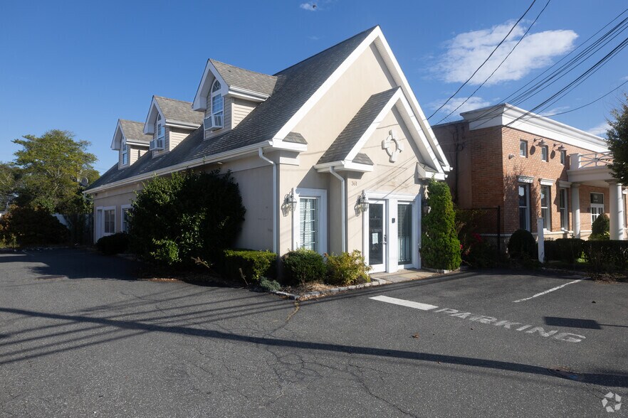 361 Union Blvd, West Islip, NY for sale - Primary Photo - Image 1 of 29