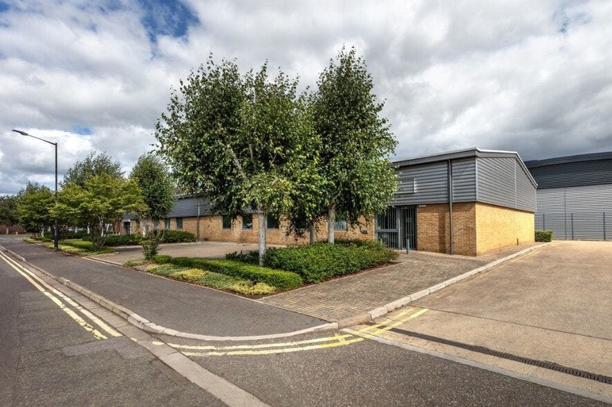 228-229 Berwick Ave, Slough for lease - Building Photo - Image 1 of 6