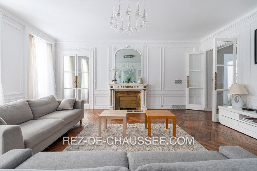 Multifamily in Paris for sale - Interior Photo - Image 3 of 3