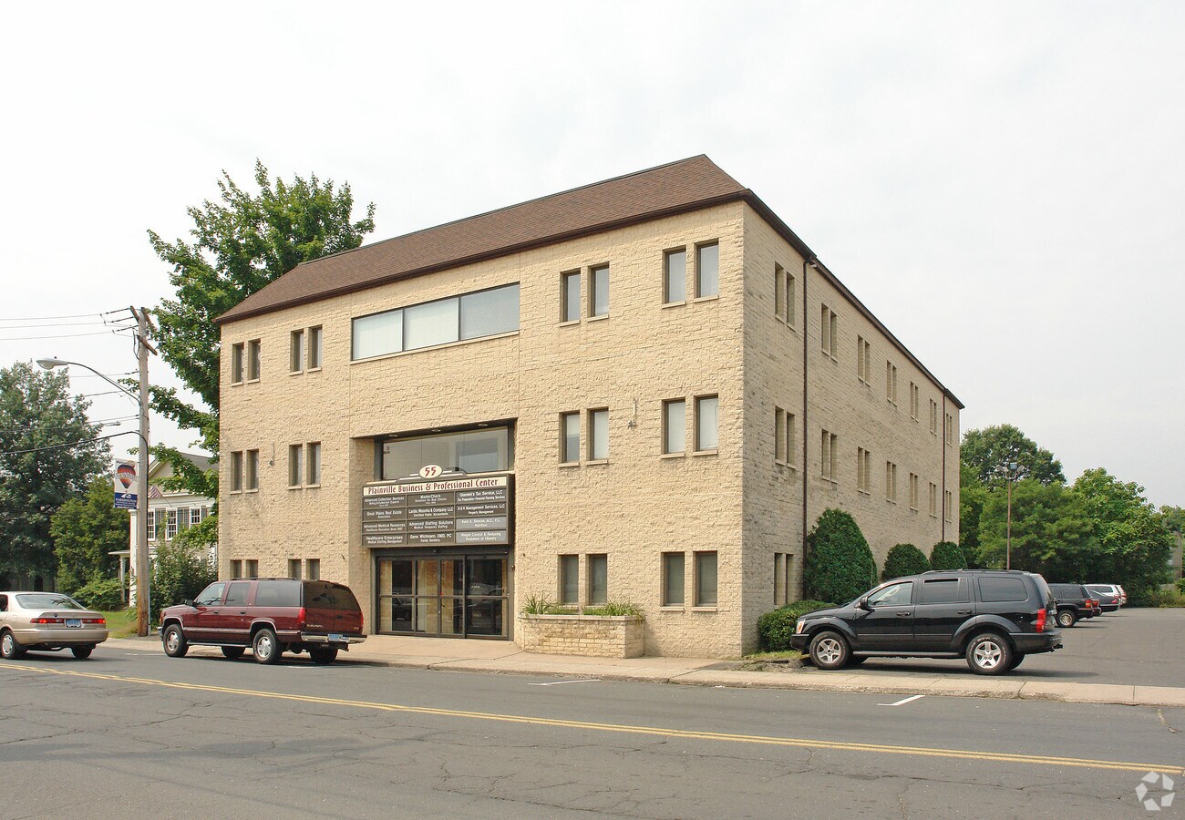 55 Whiting St, Plainville, CT 06062