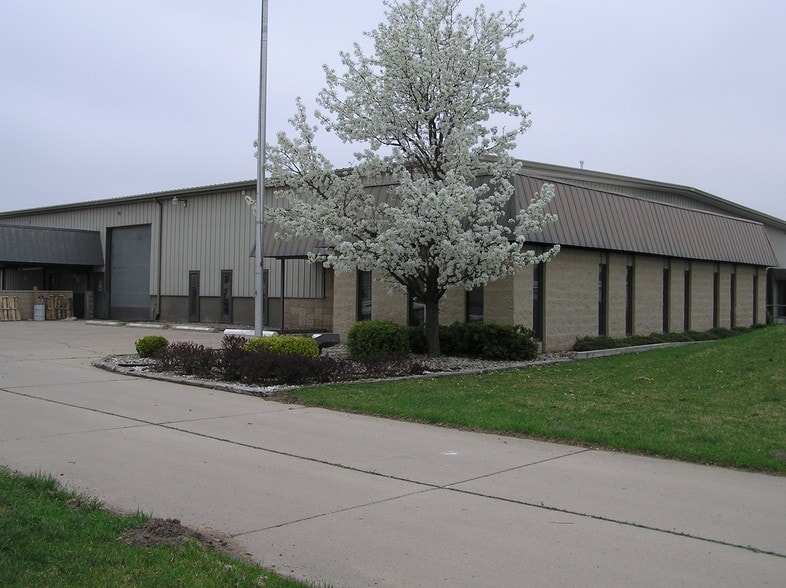 300 Industrial Dr, Angola, IN for lease - Primary Photo - Image 1 of 2