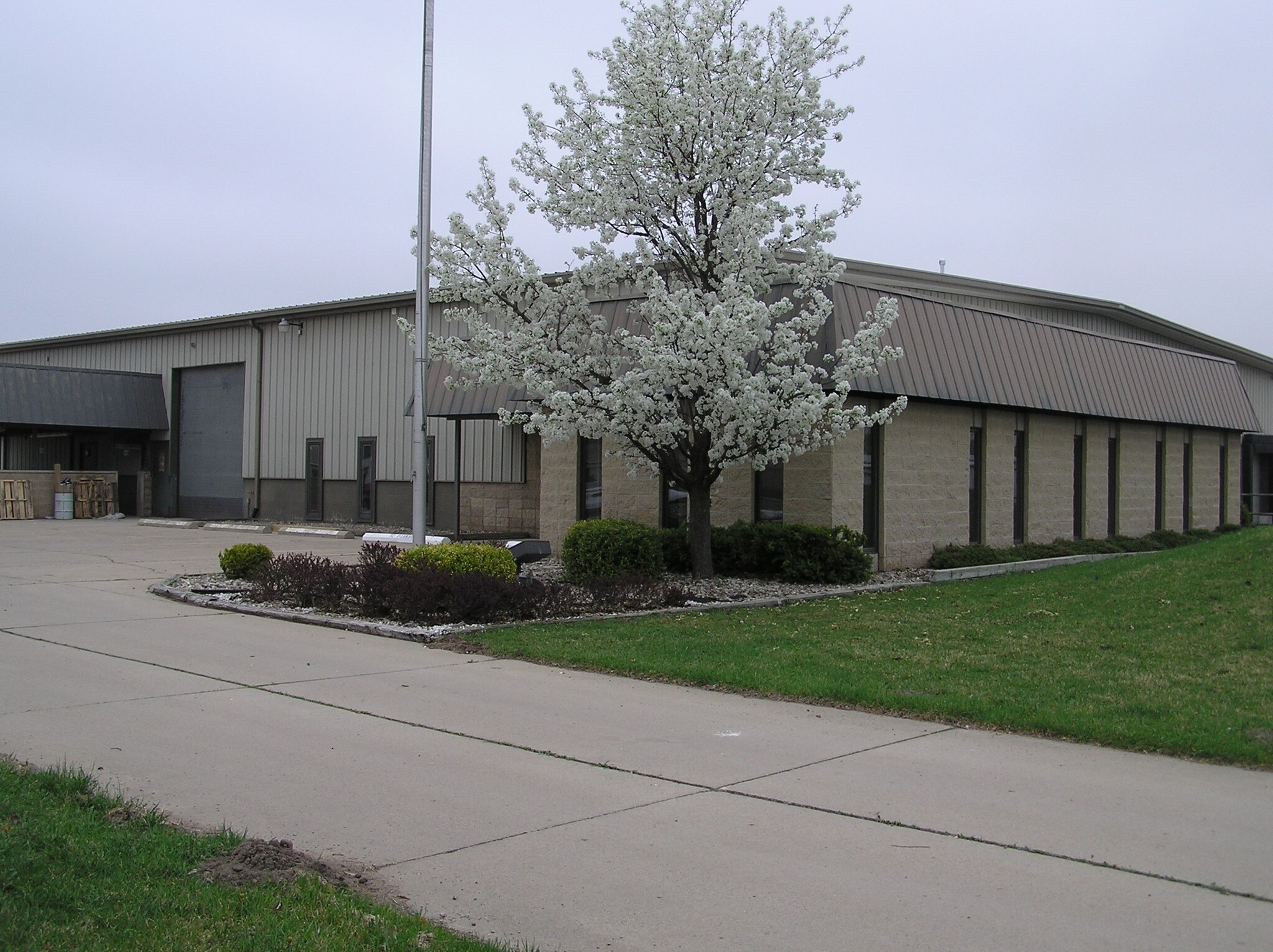 300 Industrial Dr, Angola, IN for lease Primary Photo- Image 1 of 3