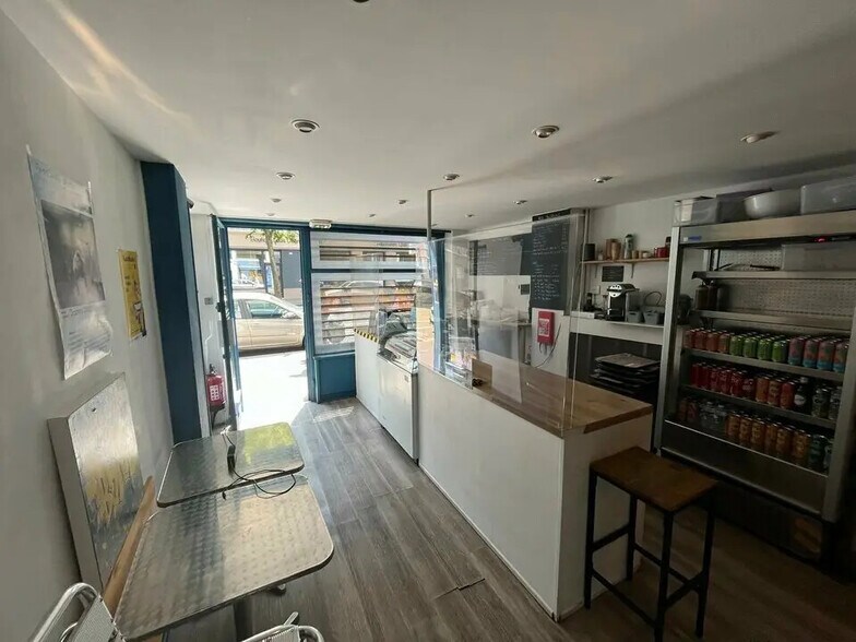 Retail in Le Havre for lease - Interior Photo - Image 2 of 5