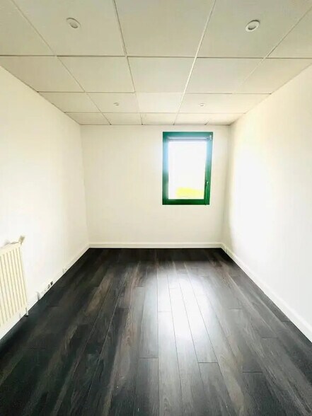 Office in Chavenay for lease - Interior Photo - Image 3 of 6