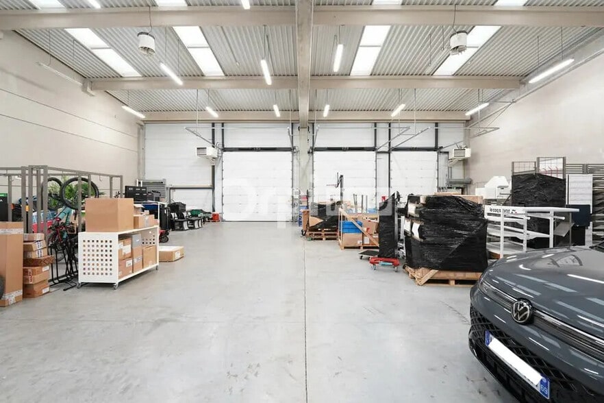 Office in Saint-Quentin-Fallavier for lease - Interior Photo - Image 2 of 21