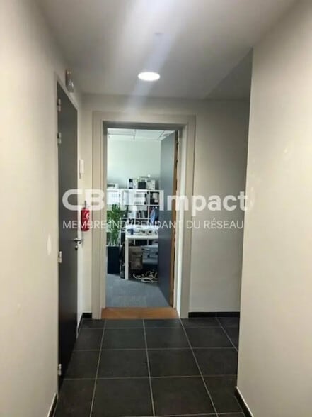 Office in Reims for lease - Interior Photo - Image 3 of 6