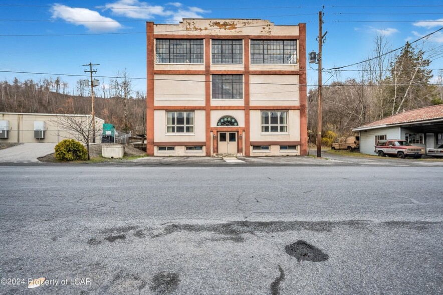 1001 W Centre St, Mahanoy City, PA for sale - Primary Photo - Image 1 of 31