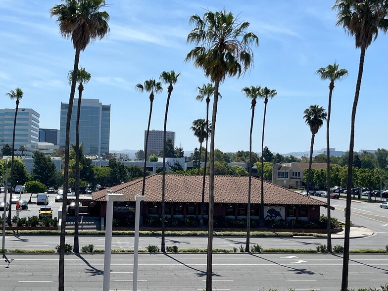 18512 MacArthur Blvd, Irvine, CA for lease - Primary Photo - Image 1 of 2