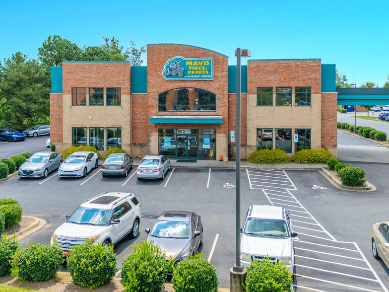 5080 Highland Shoppes Dr, Charlotte, NC for sale - Building Photo - Image 1 of 8