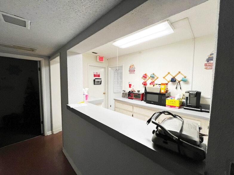 4515 Curry Ford Rd Orlando FL - 4515 Curry Ford Rd Orlando FL Building Photo 3 Large