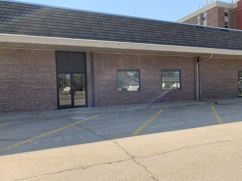 2721 N Main St, Hutchinson, KS for lease - Building Photo - Image 2 of 13