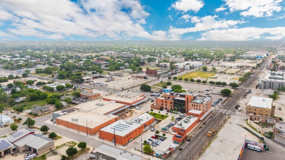 1305 E Houston St, San Antonio, TX for lease - Aerial - Image 3 of 14