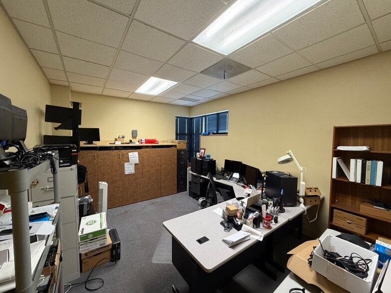 17811 E 40 Hwy, Independence, MO for sale - Building Photo - Image 2 of 31