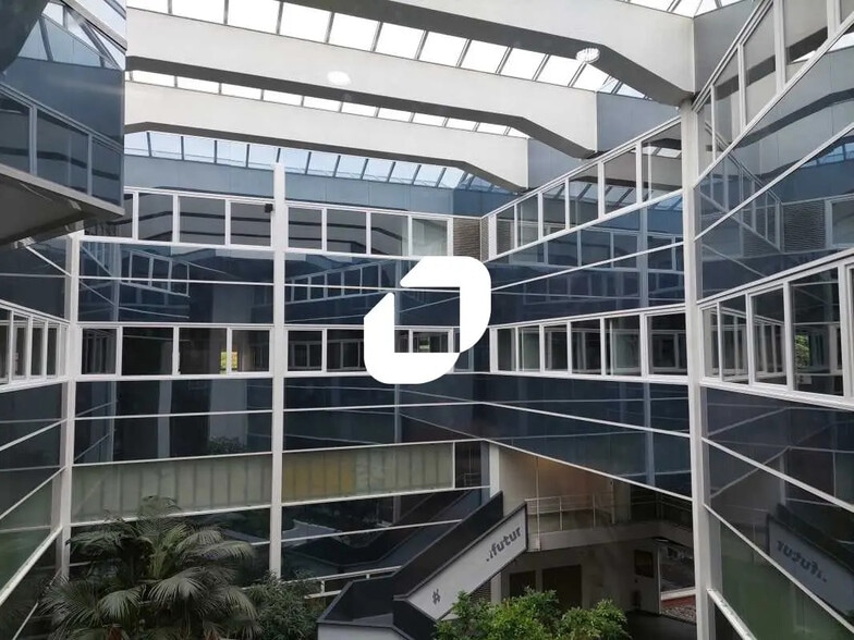 Office in Guyancourt for lease - Interior Photo - Image 2 of 13