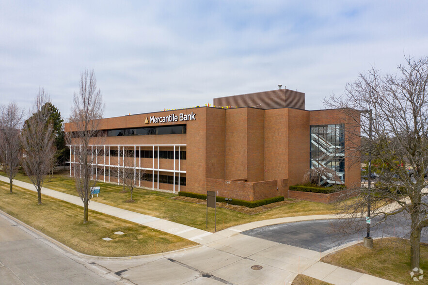 1700 W Big Beaver Rd, Troy, MI for lease - Building Photo - Image 1 of 7