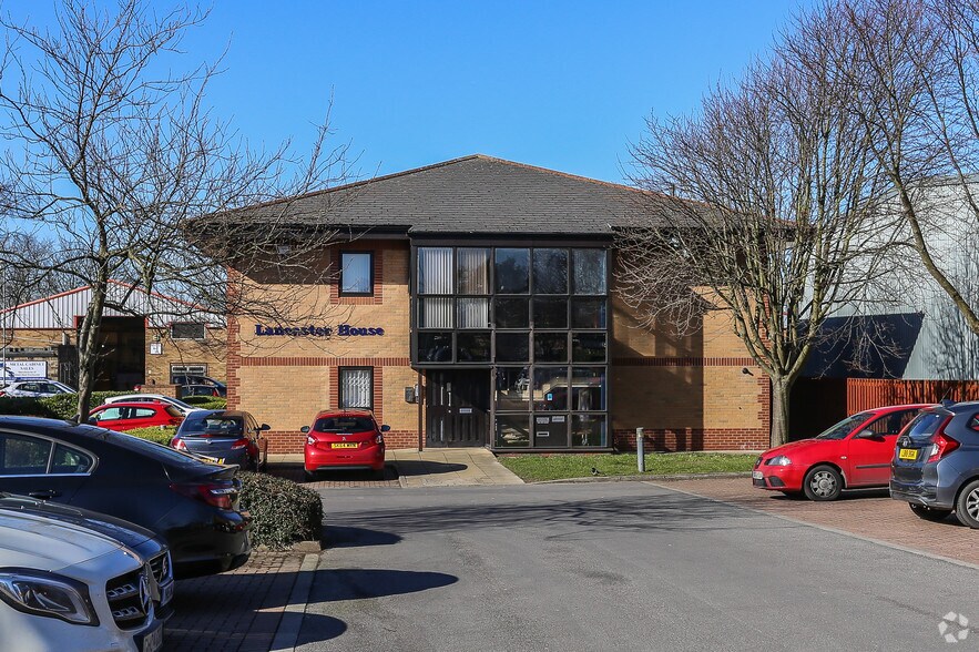 16 Moorfield Clos, Yeadon for lease - Building Photo - Image 3 of 3