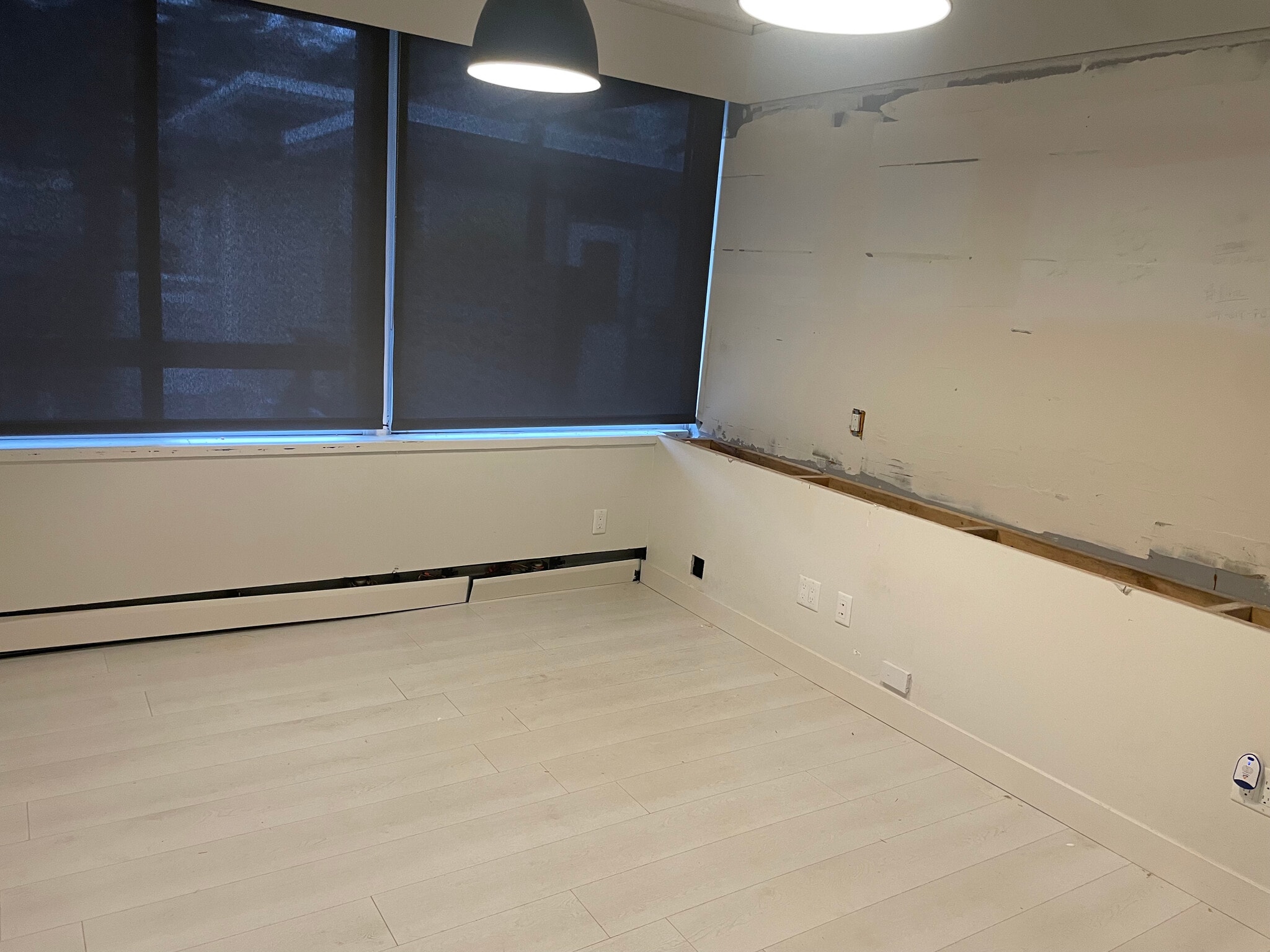 15240 Thrift Av, White Rock, BC for lease Interior Photo- Image 1 of 10