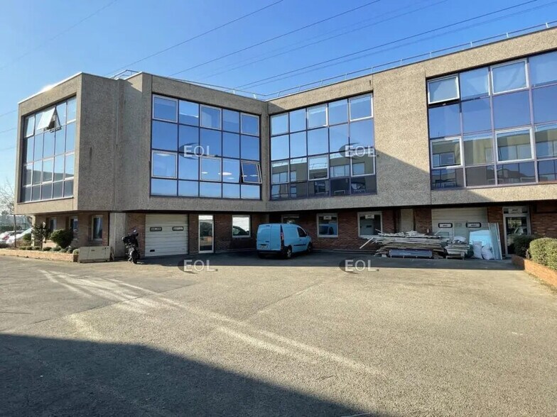 Flex in Nanterre for lease - Building Photo - Image 1 of 6