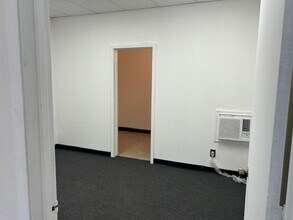 4800 W 34th St, Houston, TX for lease Interior Photo- Image 2 of 5