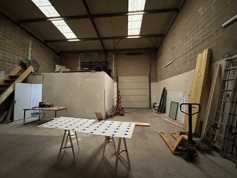 Flex in Stains for lease - Interior Photo - Image 1 of 4