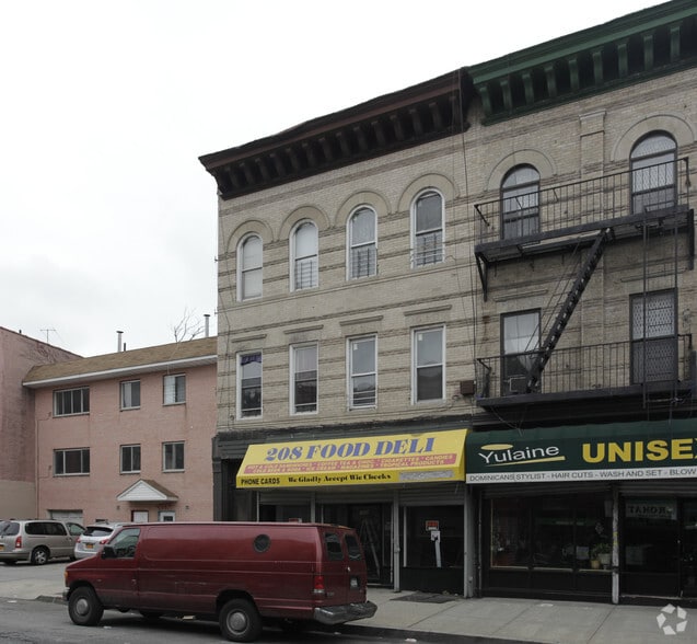208 Malcolm X Blvd, Brooklyn, NY for lease - Primary Photo - Image 1 of 3