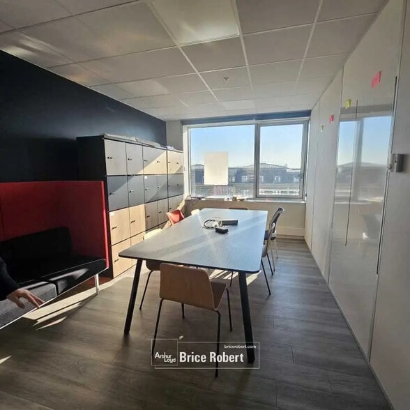 Flex in Lyon for lease - Interior Photo - Image 3 of 8