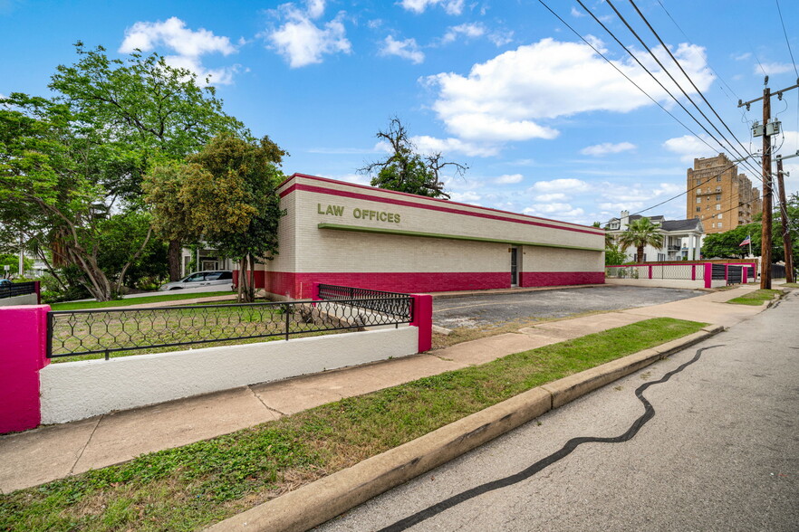 201 W Poplar St, San Antonio, TX for sale - Building Photo - Image 3 of 42